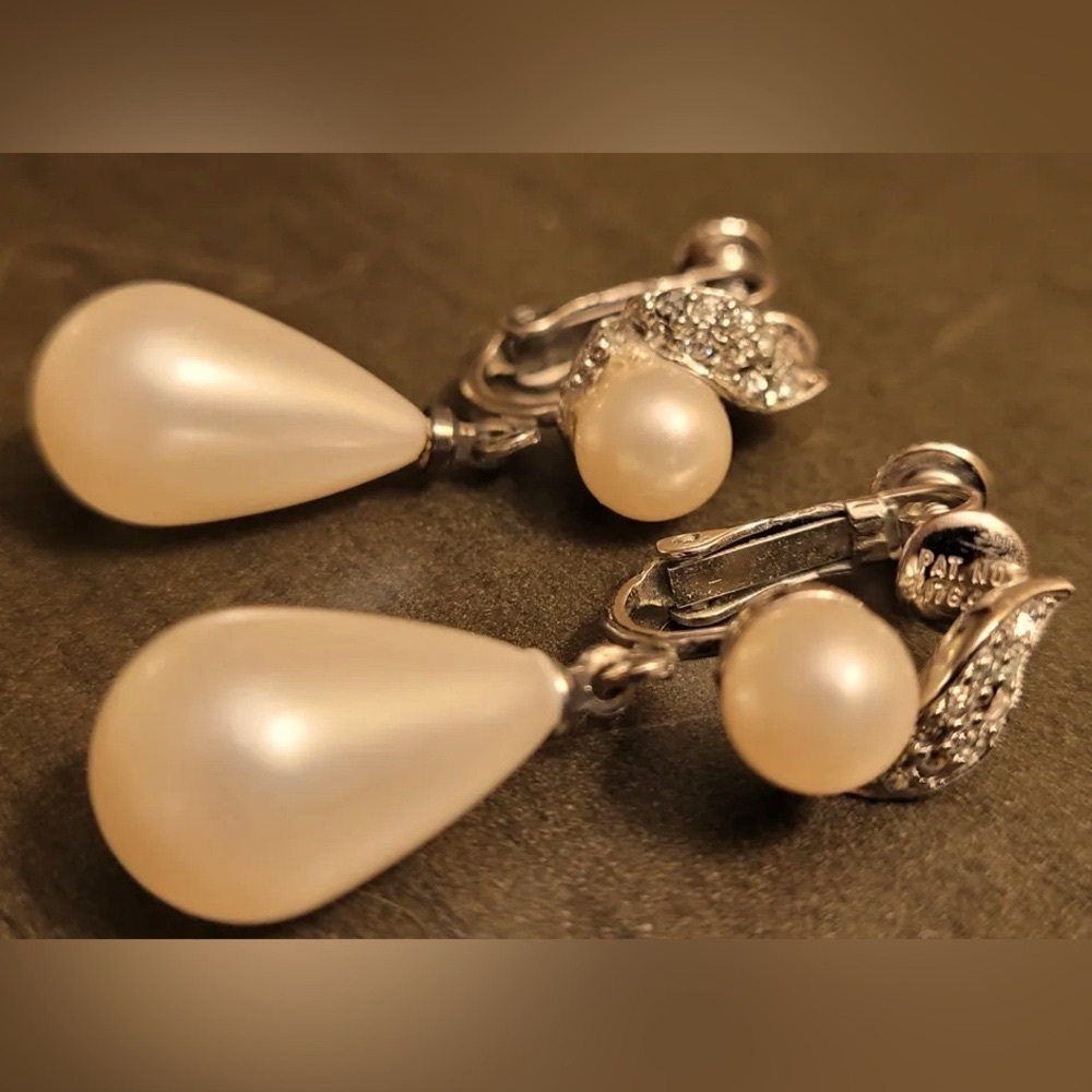 🌺🎶 Vintage Faux Pearl Clip on Earrings | Retro Glamour